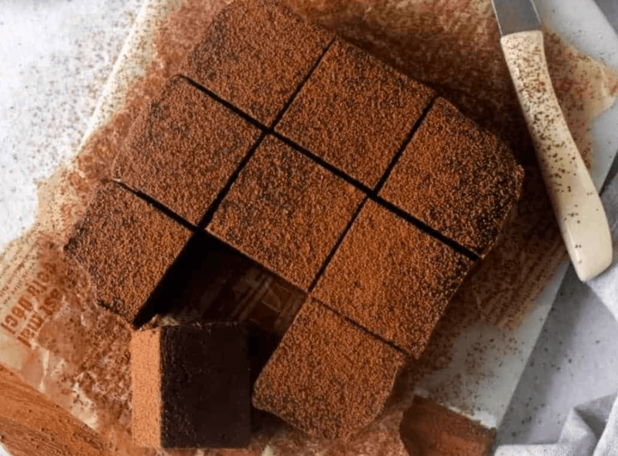 Quick vegan fudge squares with oat milk and dark chocolate, optionally topped with sea salt, peppermint, or nuts.